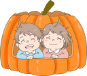 かぼちゃの家で遊ぶ子供たち