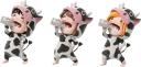 ウシの着ぐるみを着て元気に牛乳を飲む子供たち