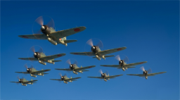 青空を編隊飛行するゼロ戦機