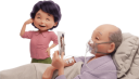 在宅介護でお爺ちゃんのお世話をするお婆ちゃん